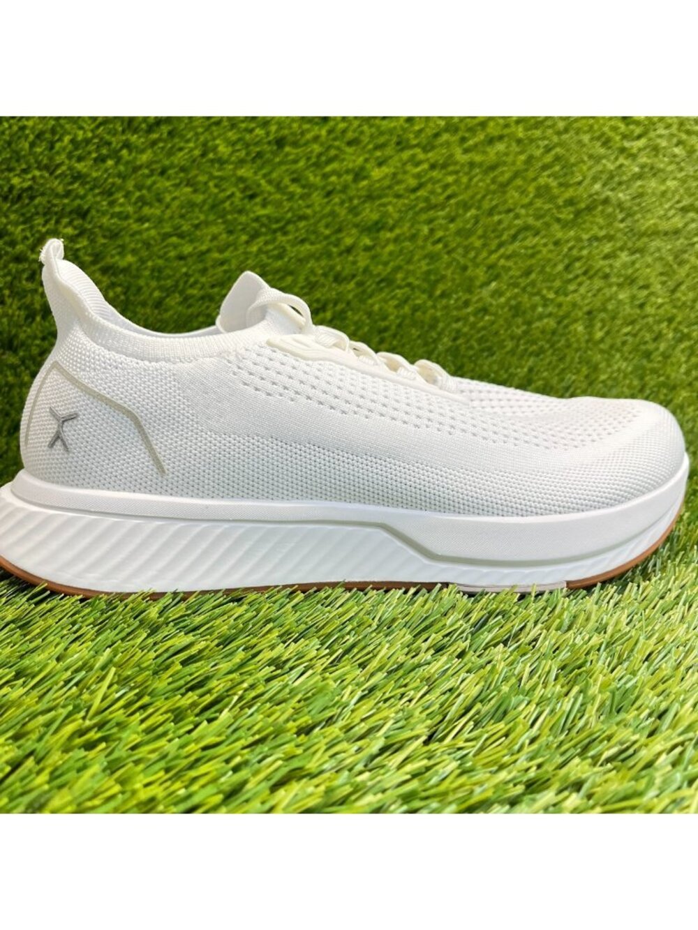 Flux Footwear Adapt Runner White Gum Mens Size 9 Athletic Knit Shoes Sneakers